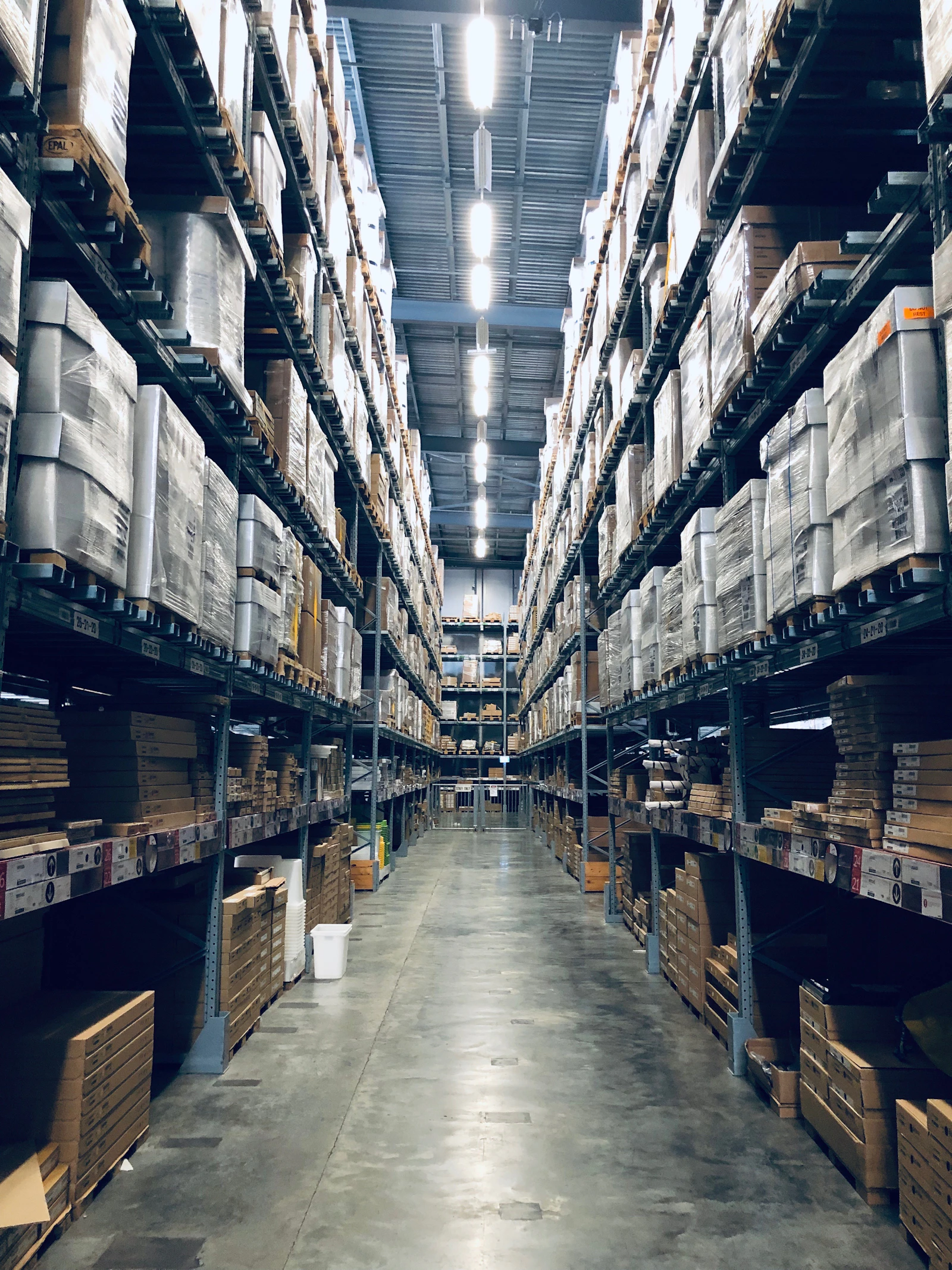 Prateleiras de um centro de distribuição preparadas para separação de pedidos